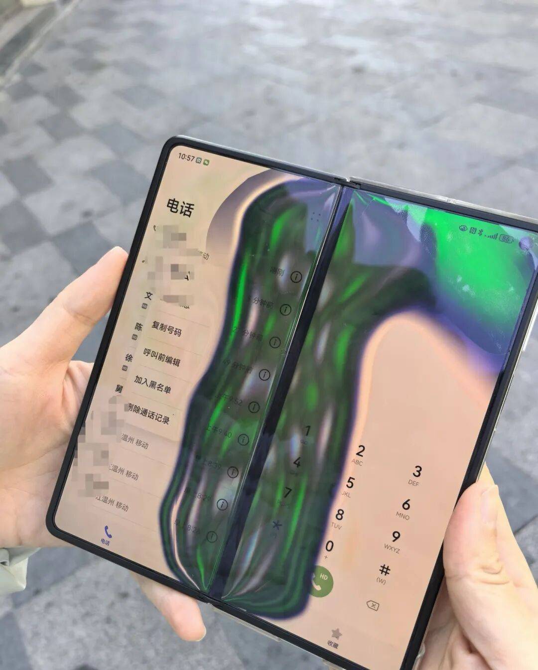 多名网友吐槽折叠屏手机到了东北变“碎碎冰”!官方维修店:低温环境不要折叠,进入室内焐热了再用