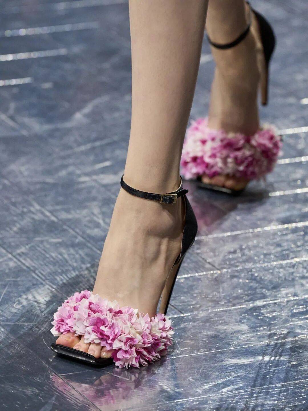 Jonathan_Anderson在DIOR的高级订制首秀，玩出了什么“花样”？