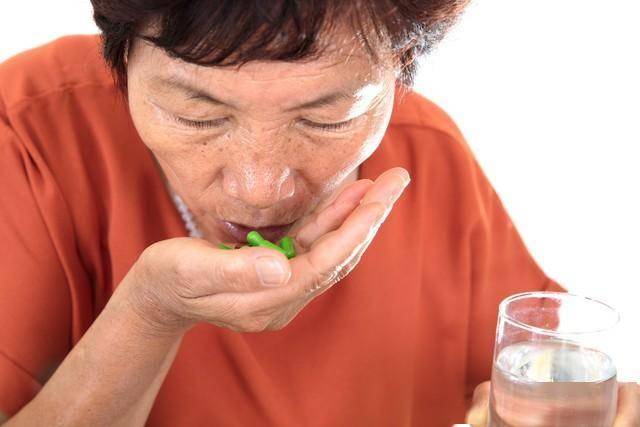 饭后吃药，等于白吃？医生多次提醒：一天中这些时间吃药才最好