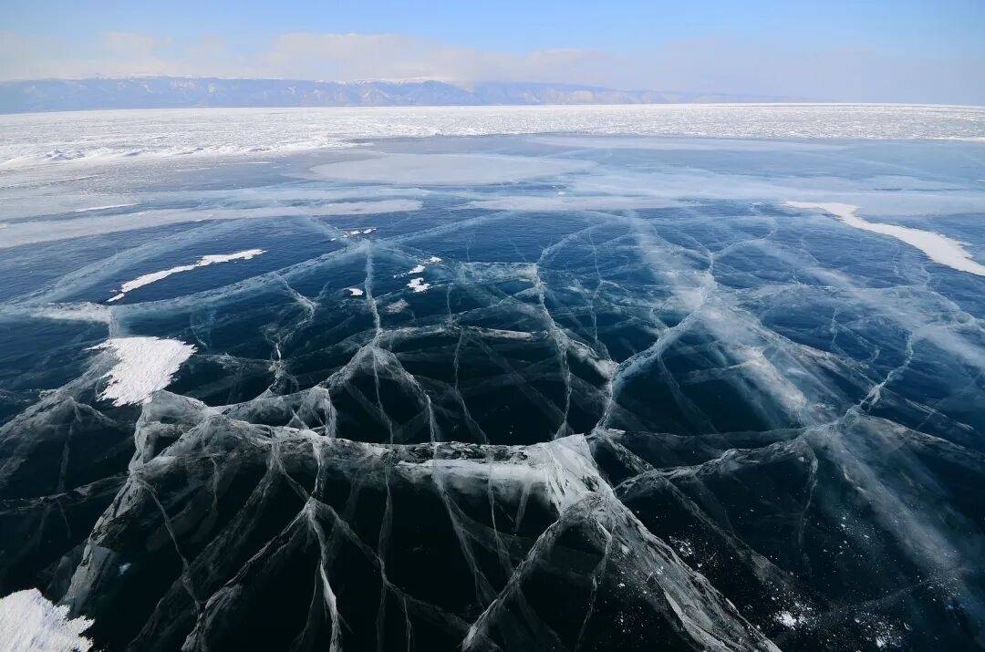贝加尔湖冰面翻车事故致中国游客死伤，中领馆：严禁违规穿越冰面，切勿轻信“老司机”