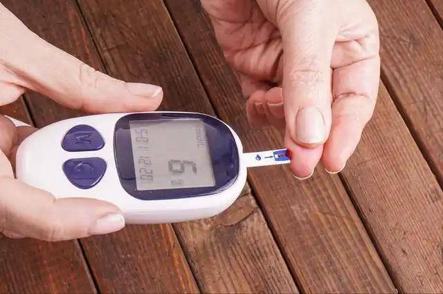 医生再三强调：天天饮酒的糖尿病人，多数到65岁后或有5种后果