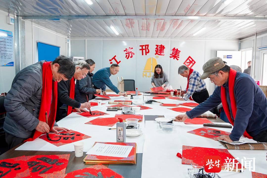 “诗画扬州驰骏马、运河原点起宏图”，书法名家“送福”进企业到工地，农民工兄弟乐开怀