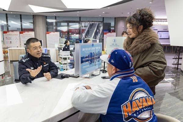 2025年出入境人次创历史新高 -华闻时空