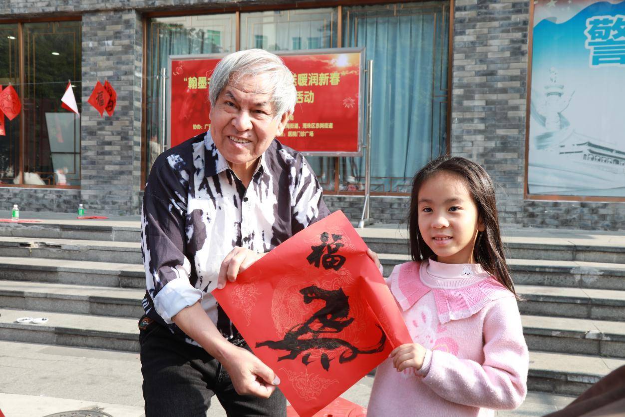 门诊广场秒变新春打卡地！书法名家+医护天团“马上送福”