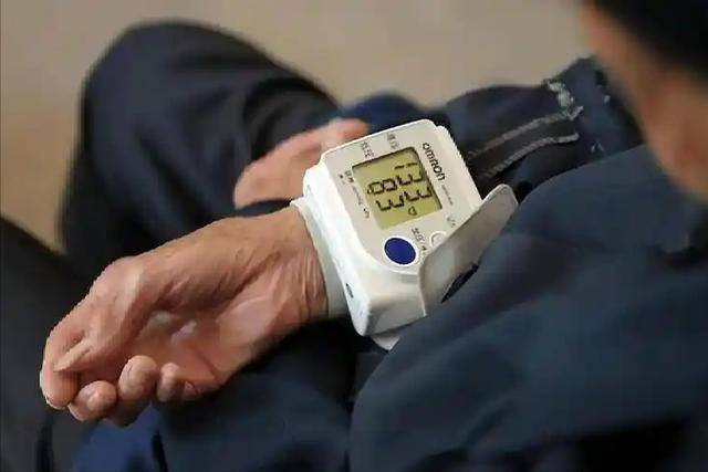医生研究发现：大量喝水的高血压患者，一段时间，身体或有6变化