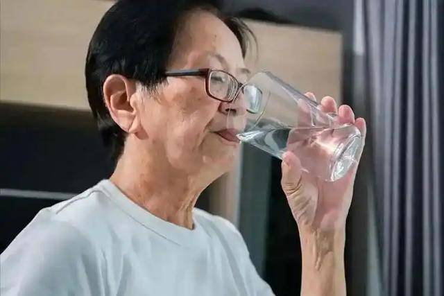 血糖与喝水有关？医生反复强调：过了60岁后，喝水牢记4不要