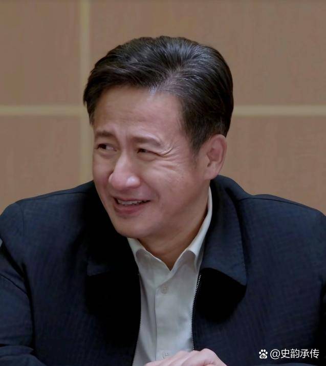 演员张国强说：片酬谈崩那晚于震摔门走了，导演康洪雷盯着空荡荡的排练厅，抄起手机就给我打了电话，我那时候三十六岁还是个龙套。那一声摔门声，把空气里的陈年积灰都震下来了。这动静切断了剧组原本的B计划，把时间死死钉在了《士兵突击》开机前不到一周的深夜。此时的排练厅是个巨大的真空腔体，...