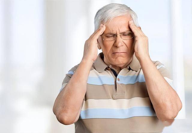 江苏一55岁男子脑溢血离世，医生提醒：晚上少吃这3物，早了解