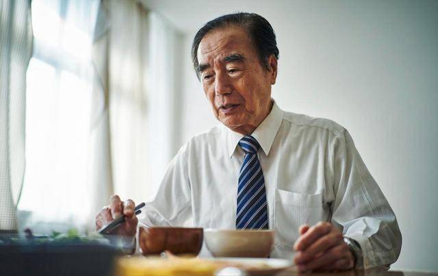 折寿又伤身的5个吃饭习惯，很多人每天都在做，现在改掉还不晚