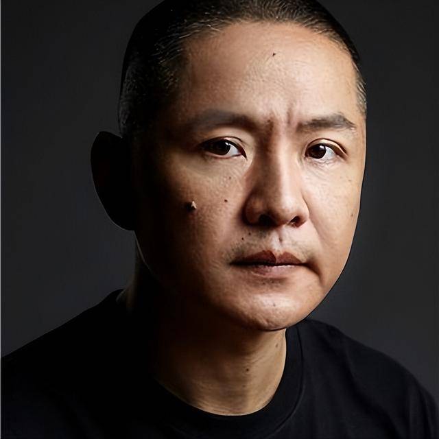 在娱乐圈里他是前辈,德高望重,很多小演员小明星们都把他当作是心目中