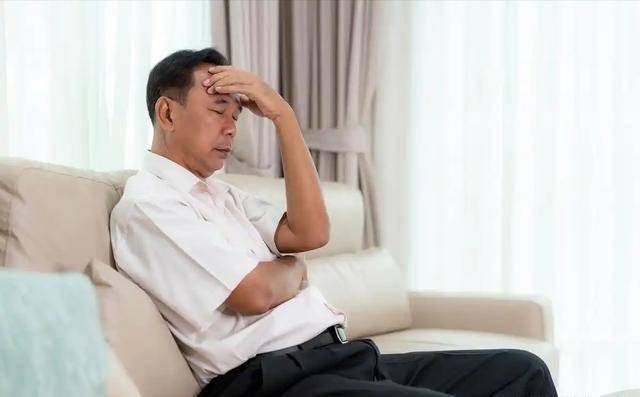 血压高的人牢记：身体出现这3症状，多半脑出血要来，预防是关键