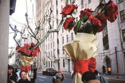 浪漫满街 上海福州路出现两棵玫瑰花树艺术装置