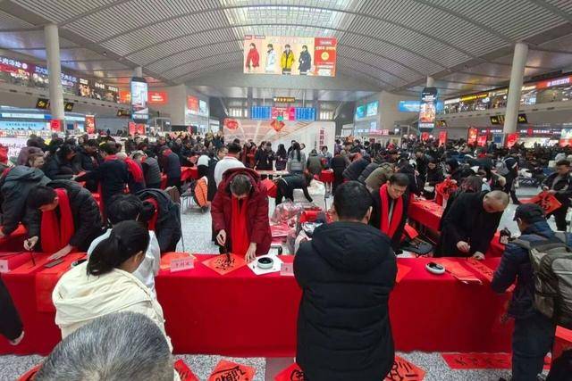 山东省总工会开展“送万福 进万家”书法公益活动