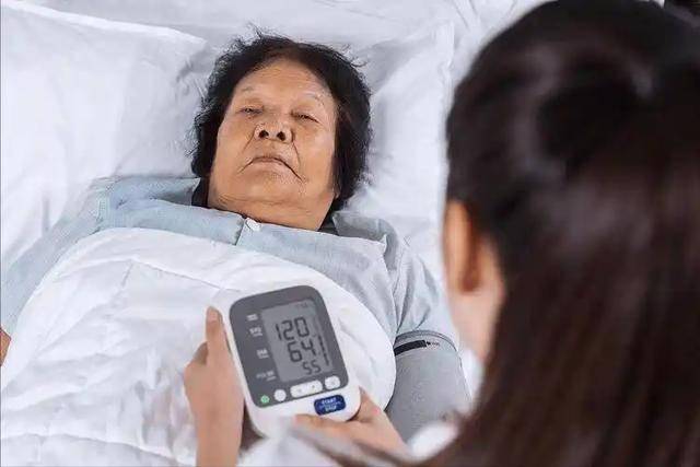 医生忠告：只要吃上降压药，这6种食物必须忌嘴，再吃有中风风险