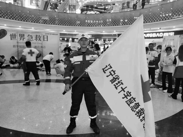 定州舰为救人牺牲的退役军人金城龙举行悼念活动_战友_来源_炊事