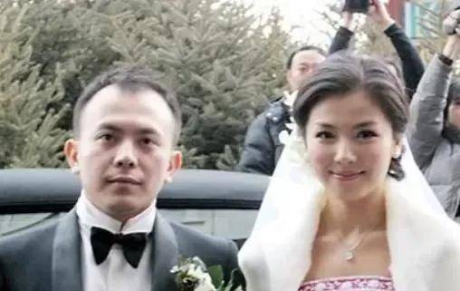 2009年,刘涛在美国生二胎的时候,刚从产房出来的那一刻,王珂突然倒地