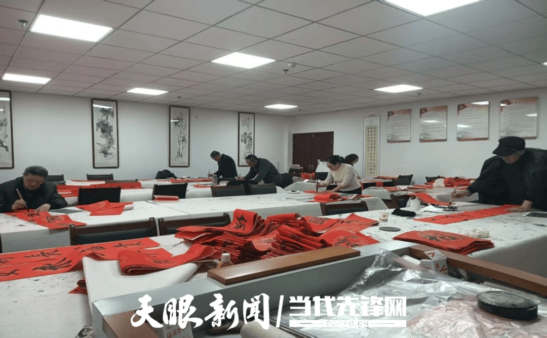仁怀市老年大学书法班开展“送春联下乡”活动