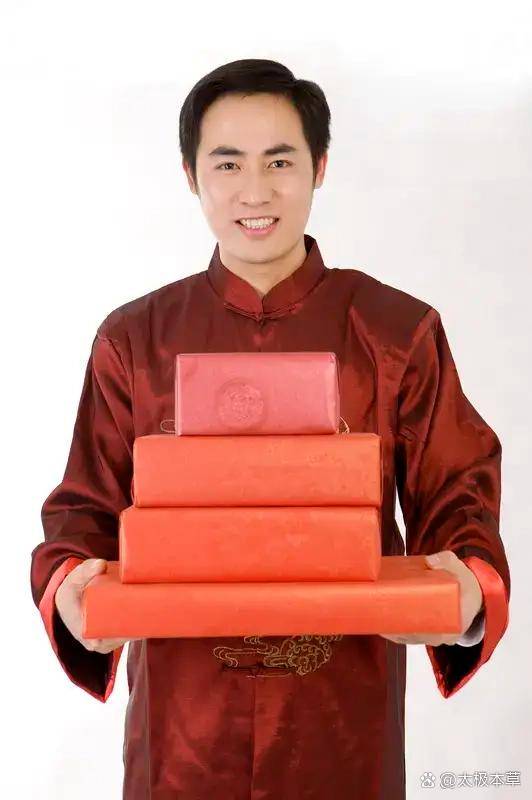 中国人送礼禁忌1、病礼：不送柿和梨2、寿礼：不送钟和烟3、婚礼：不送伞和扇4、谨慎的领导：送礼不送茶(查)5、白酒：不能只送一瓶(好事成双)6 ...
