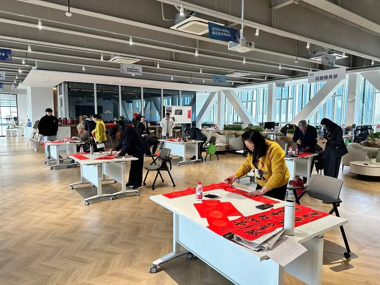 墨香飘进宝山药谷：午餐一小时，书法家把“定制福”写进员工心坎