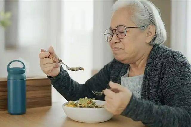 多名医生呼吁：超过70岁的老人，宁愿在家喝粥吃馒头，也别吃这些