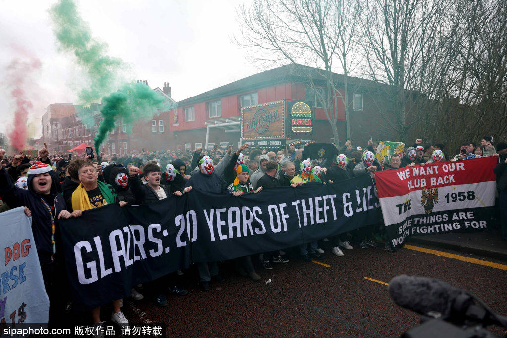 曼联教练选择的双重挑战：即刻决断与超越历史低谷