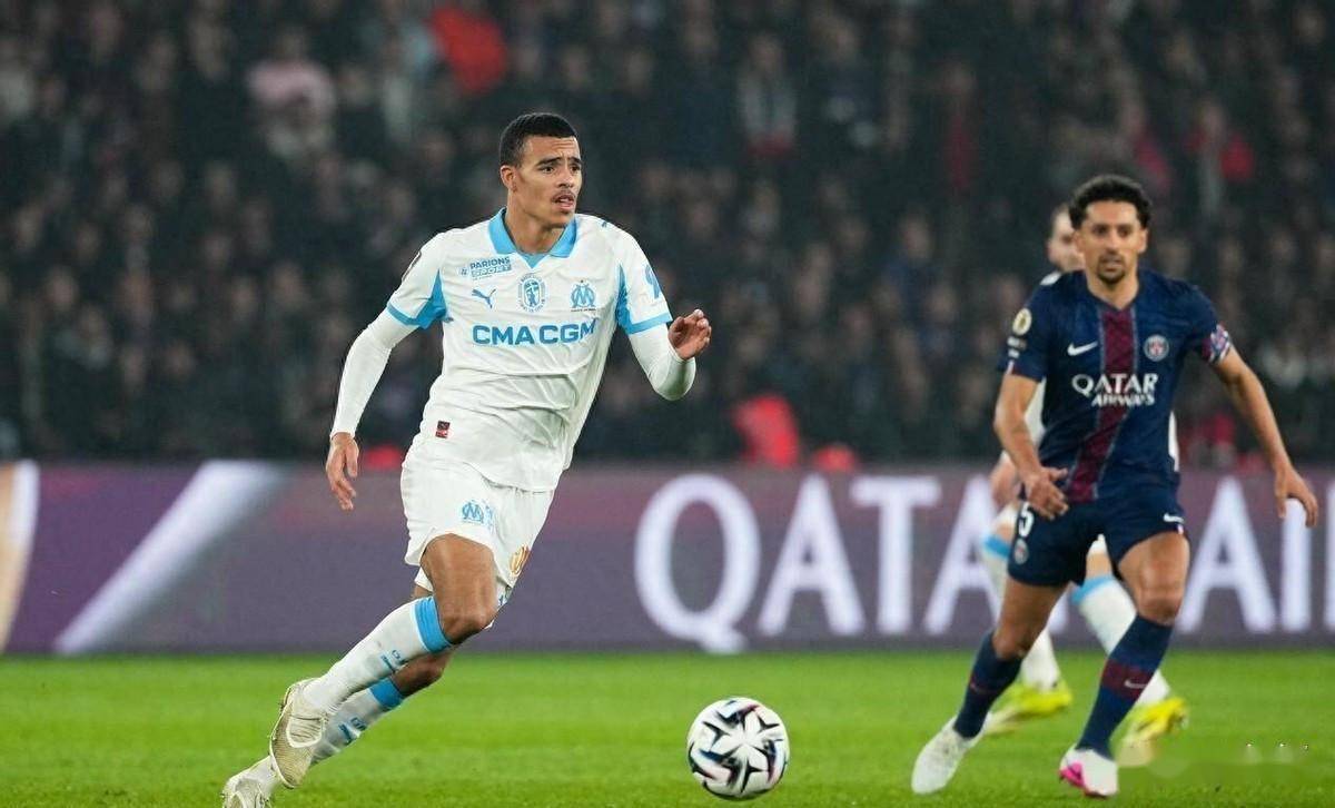 随着巴黎5-0暴打马赛！法甲榜首一夜换人，黑马朗斯还能扛多久？