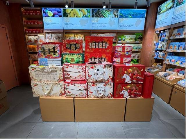 良品铺子被曝礼盒"掺水":1672克“坚果礼盒”只有16%坚果(图3)