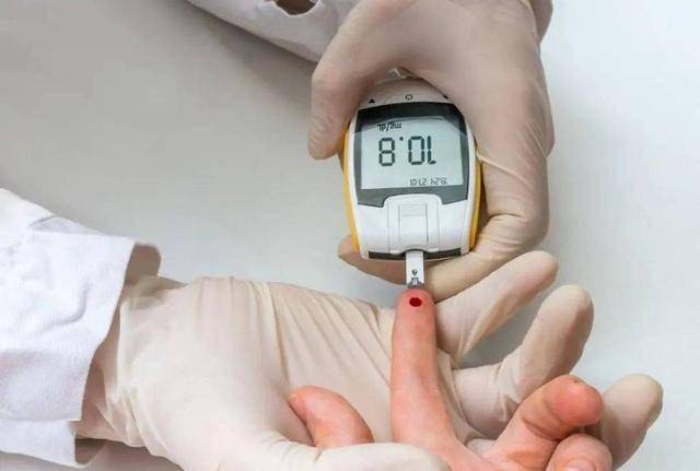 专家调查得出：每天饮酒的糖尿病人，多数到60岁后或面临5种异样