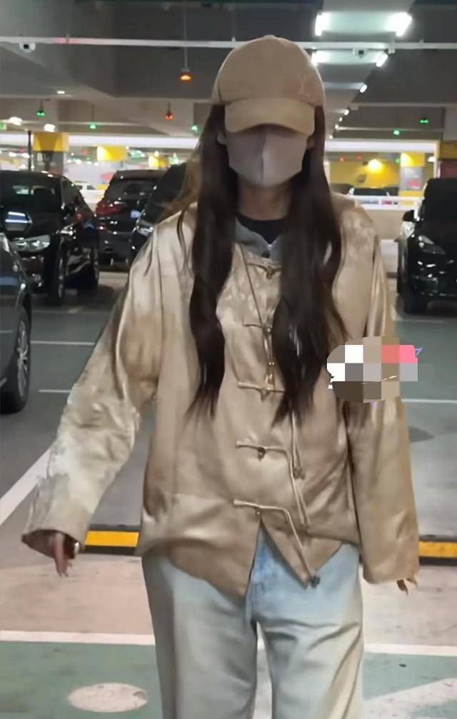 杨颖带小海绵回上海，戴金项链和手链，从头到脚奢侈品价格超15W