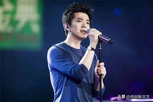 《人间共鸣》引发轰动，李健的歌声再上春晚_歌词_岁月_极致