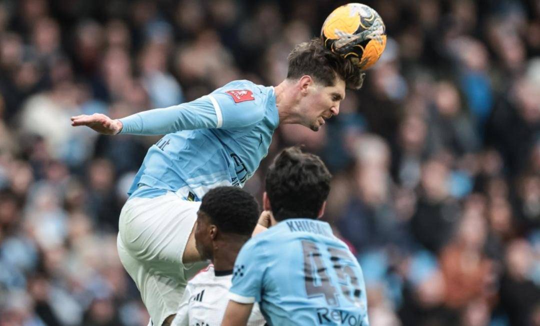 曼城5500万坐穿板凳！19岁小将打脸天价引援，真相太扎心