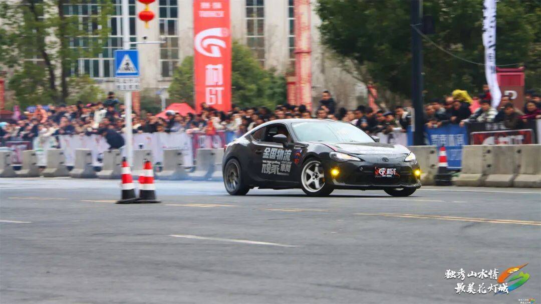 世界杯-足球赛事比分体育网体育资讯 大年初八燃情延续！独山“贵GT”漂移体验嗨翻新春