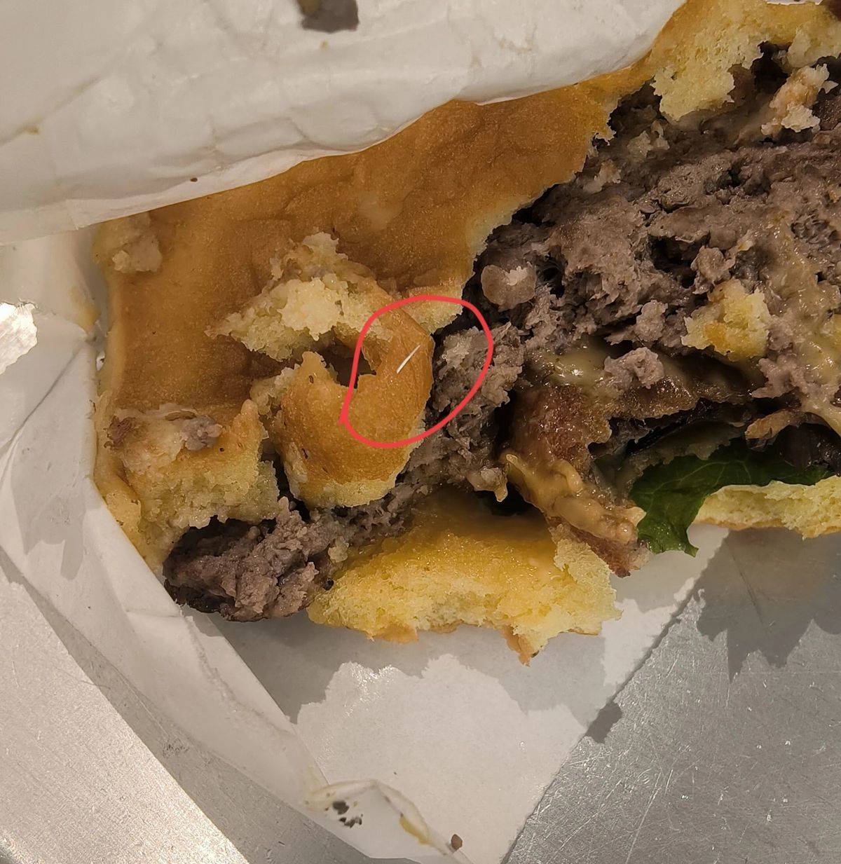 当天下午4时许他在南京德基广场shake shack汉堡店点了一份芝士牛肉