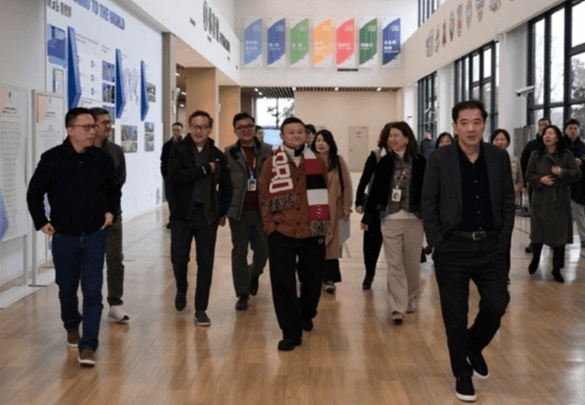 马云及阿里、蚂蚁核心管理层罕见聚齐，现身杭州云谷学校