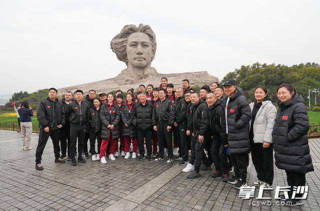 中国女篮游览橘子洲岳麓书院，体验湖湘文化超开心