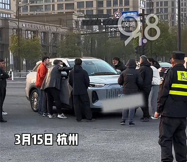 315问题车展开幕，车企拦路阻维权_车主_车辆_入口