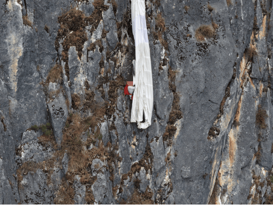 昆明一翼装飞行者挂在“望天崖”峭壁上5小时后获救