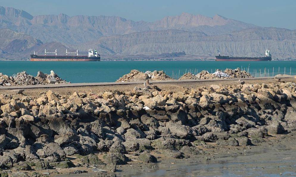 霍尔木兹海峡通航船只数量首次降为零,开战以前,日均有77艘船通过