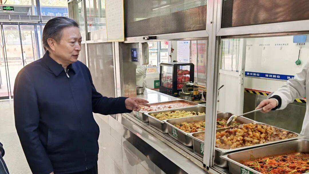 李保国检查洛一高校园餐食管理工作