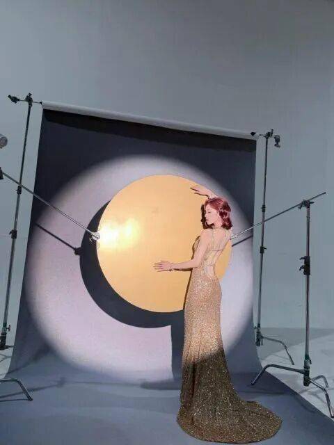 知名女团成员真空露背装大秀性感身材！ 插图4