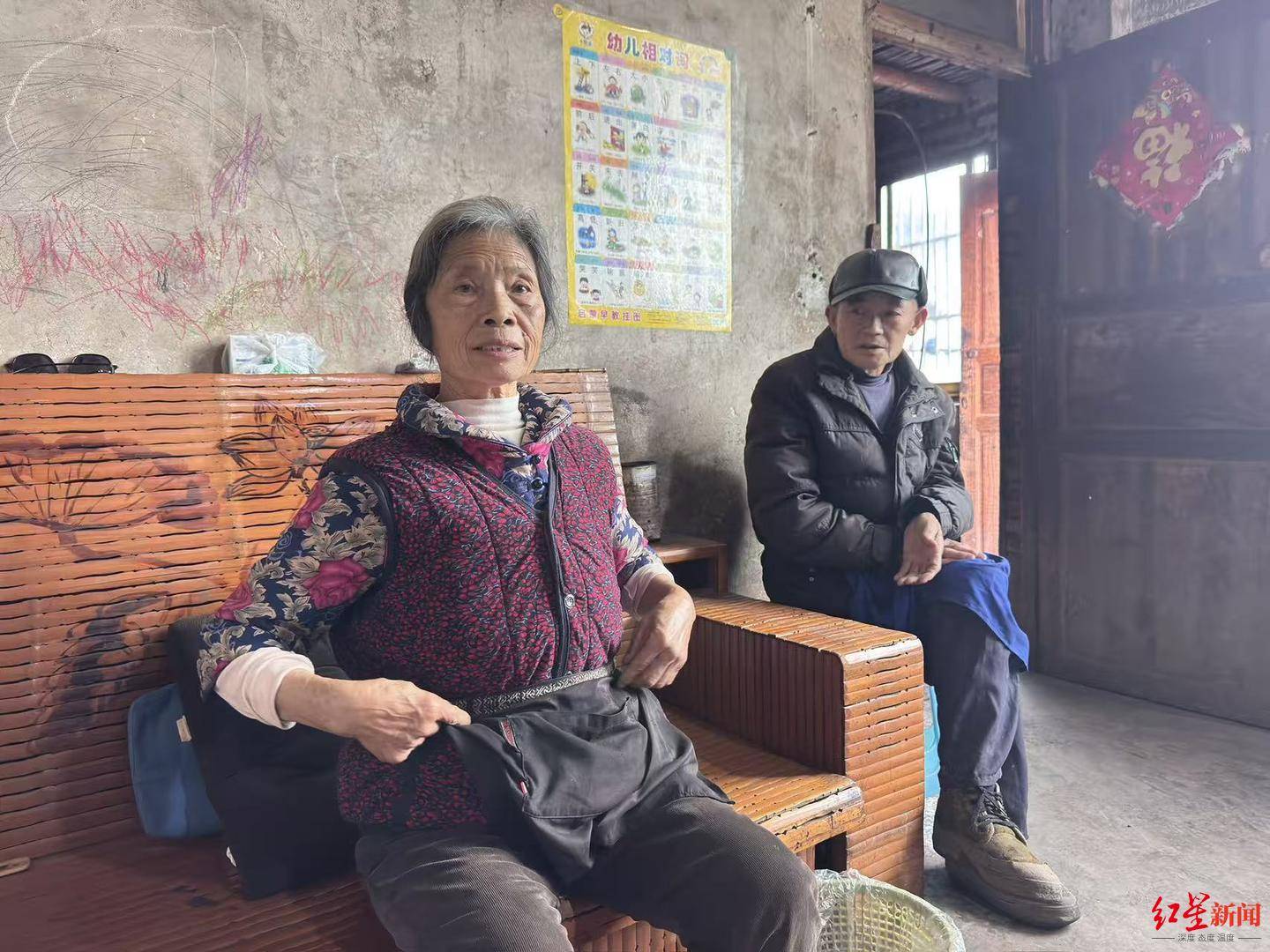 儿子离世8年，母亲珍藏其生前砍的最后一堆柴 对话老人：儿子葬在家旁，每天回家都能看一眼