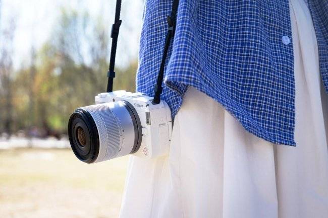 佳能 R50V 拍春日花卉，电影感短片 + 微距特写一键解锁