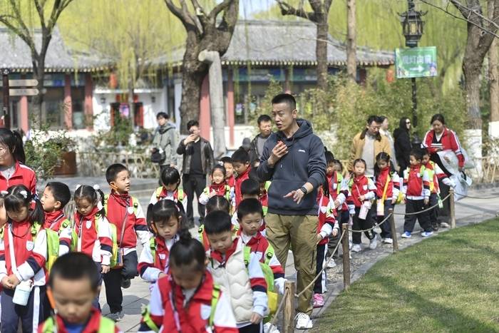 与恐龙的“老朋友”面对面，看萌娃们春天里畅游泉城