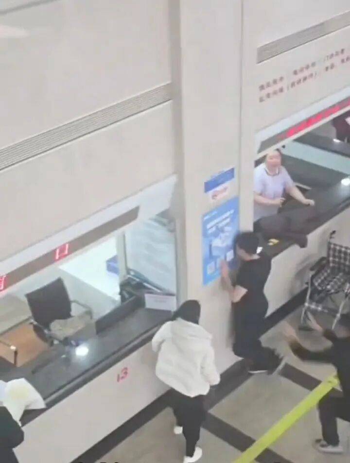 男子得知男医生给孕妻做彩超后撞墙“让人看了不过了，明天离婚”