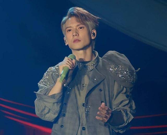 香港知名男星曝同性恋情和富二代男友游泰国两人都是高颜值