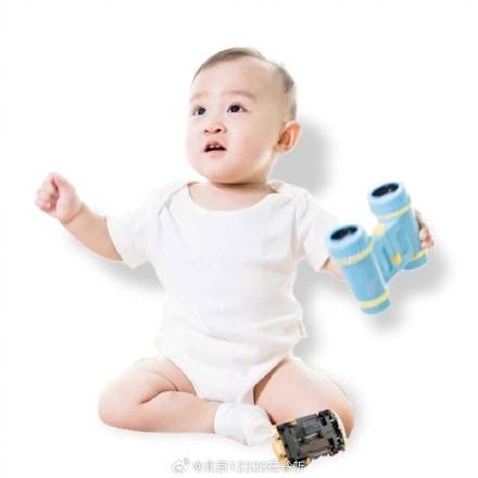 宝宝总是喜欢用手乱抓、吃手，家长要制止吗？