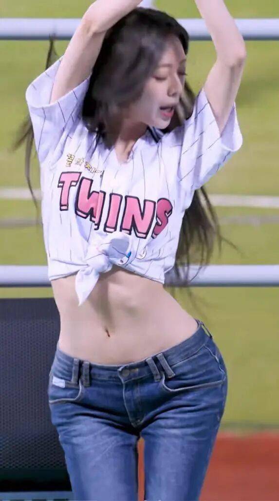 知名女团成员因身材太好，又被网友质疑了！这次最执着的居然不是韩网友？插图3