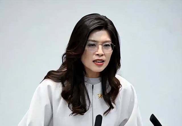 为了郑丽文专机能顺利落地，解放军果断亮出底牌，痛击台独要害