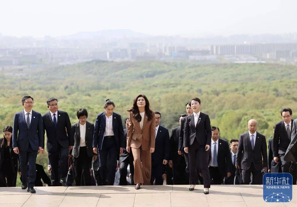 郑丽文率中国国民党访问团拜谒中山陵