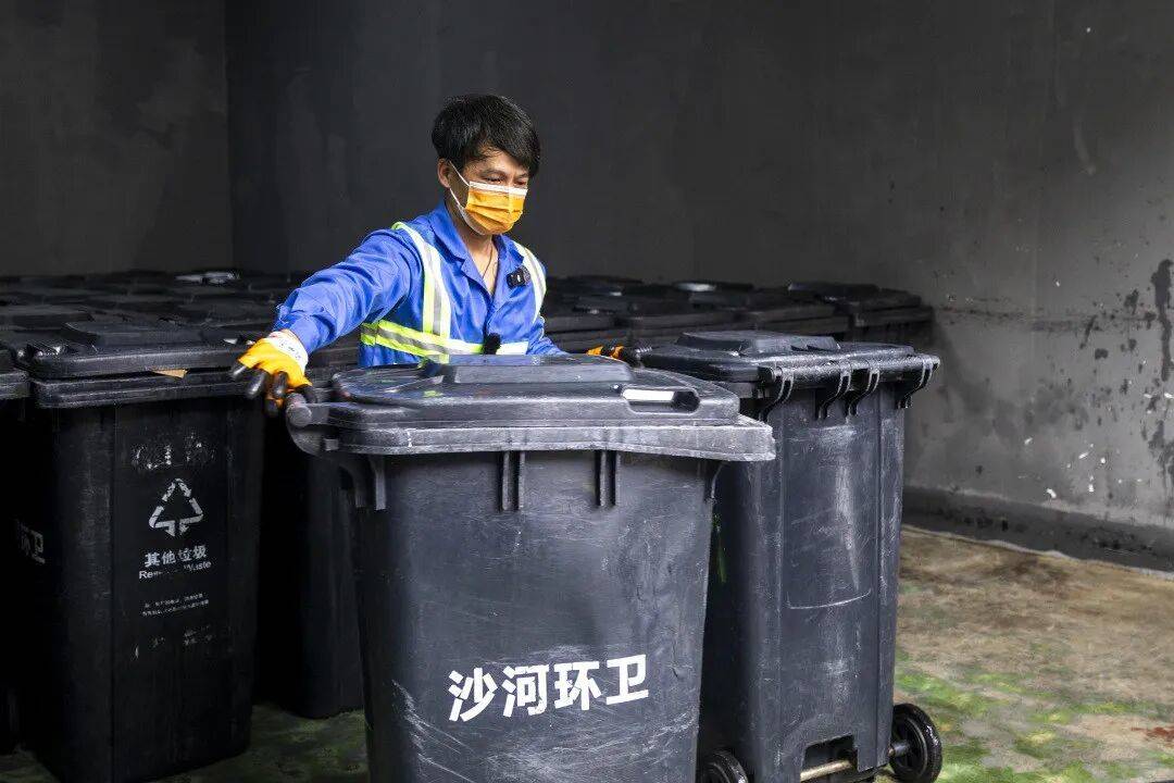 广州环卫工在街头电箱画画火出圈！当事人回应：小时候因动漫爱上画画